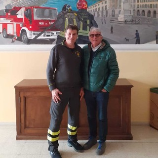 Da sinistra Renzo Rabbia, capo reparto dei Vigili del Fuoco di Cuneo, e Valter Aimar, ex vigile del fuoco