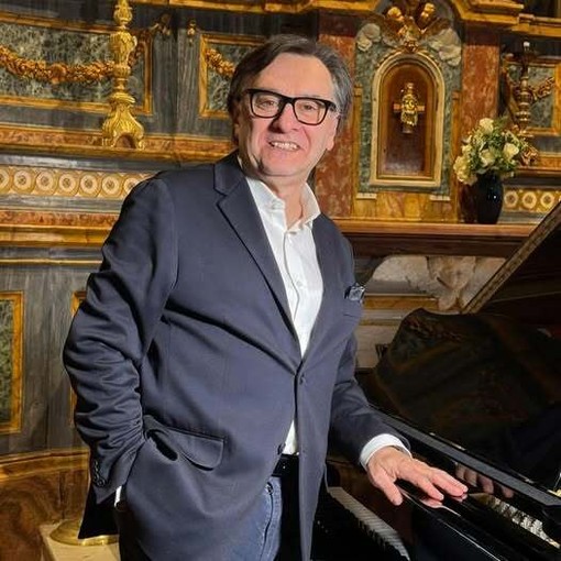 Roberto Cerrato presenterà il libro dal titolo “Il respiro della campagna. I colori e il paesaggio di Langhe Roero Monferrato” Roberto Cerrato presenterà il libro dal titolo “Il respiro della campagna. I colori e il paesaggio di Langhe Roero Monferrato”