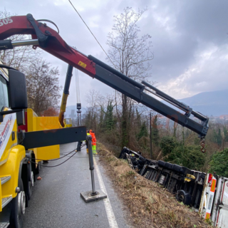 Le operazioni di recupero del mezzo pesante