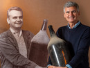 Pietro Ratti, oggi titolare della cantina di La Morra, posa al fianco dell'immagine del padre