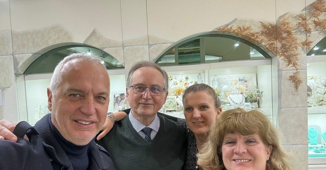Nella foto d'archivio, il senatore del Carroccio in visita alla gioielleria di Grinzane nel febbraio 2023 Nella foto d'archivio, il senatore del Carroccio in visita alla gioielleria di Grinzane nel febbraio 2023