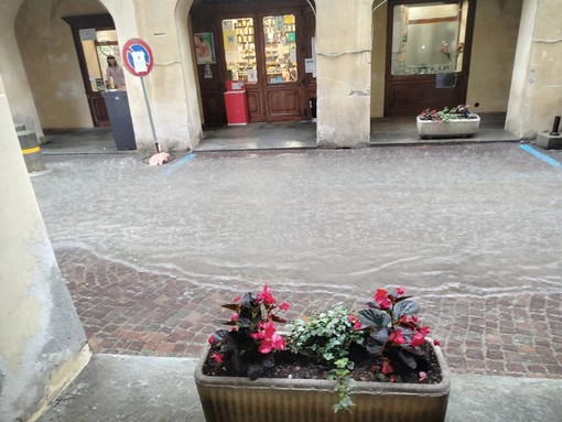 Il fiume d'acqua per le strade del centro racconigese (Ph. Corrado Grappeggia, Facebook)