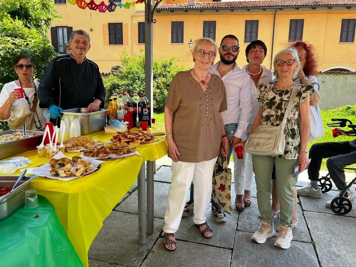 Dogliani, il Festival della TV entra in RSA: aperitivo alla Sacra Famiglia tra ospiti e volontari Dogliani, il Festival della TV entra in RSA: aperitivo alla Sacra Famiglia tra ospiti e volontari