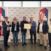 L'editore Claudio Rosso e alcune tra le voci e le figure di riferimento dell'emittente albese premiate in Regione dal governatore Alberto Cirio