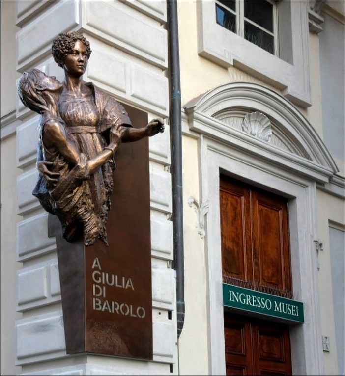La statua dedicata a Giulia di Barolo, sulla facciata del Palazzo omonimo a Torino, inaugurata il 17 gennaio (Foto di Gianluca Platania)