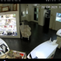 Un momento della rapina alla gioielleria di Mario Roggero Un momento della rapina alla gioielleria di Mario Roggero