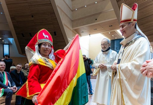 La festa dei popoli a Torino con il cardinale Repole (foto di Mihai Bursuc)
