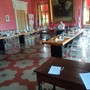 Il sindaco Oderda e la capogruppo di minoranza Gorgo nell'aula consiliare deserta Il sindaco Oderda e la capogruppo di minoranza Gorgo nell'aula consiliare deserta