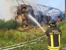 Lunga colonna di fumo a Scarnafigi per un trattore carico di rotoballe in un tunnel agricolo a fuoco Lunga colonna di fumo a Scarnafigi per un trattore carico di rotoballe in un tunnel agricolo a fuoco