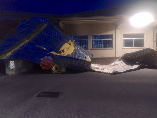 Il capannone della ditta Mauli di Revello scoperchiato dal vento