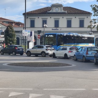 Iniziata la raccolta firme per richiedere lo spegnimento del semaforo di fronte alla stazione