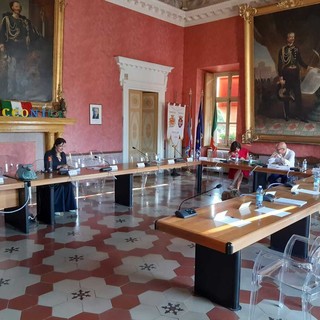 Un momento del Consiglio comunale di giovedì 30 luglio, quando al momento delle interpellanze e interrogazioni tutti consiglieri sono usciti. Sono rimasti solo il sindaco Oderda, la capogruppo di minoranza Gorgo e la segretaria comunale