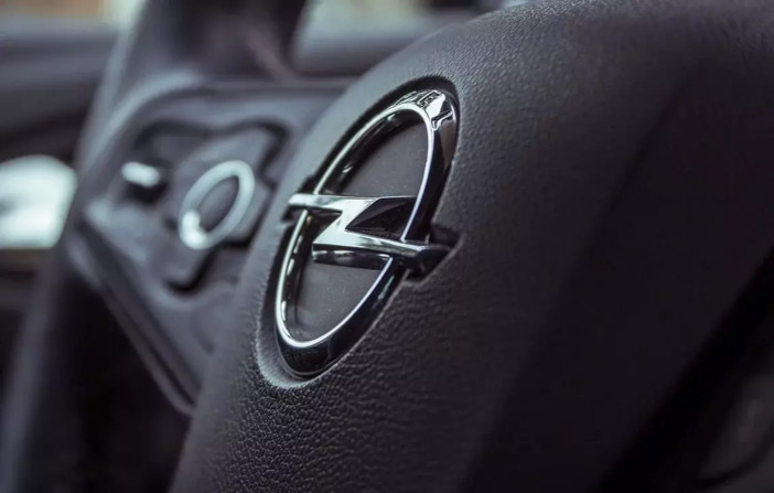 Airbag difettosi e rischio esplosione, maxi richiamo per alcuni modelli Opel Airbag difettosi e rischio esplosione, maxi richiamo per alcuni modelli Opel