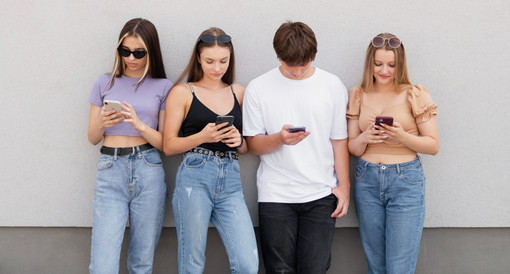 "La patente per lo smartphone": ad Alba una serata informativa sul rapporto tra adolescenti e tecnologie digitali "La patente per lo smartphone": ad Alba una serata informativa sul rapporto tra adolescenti e tecnologie digitali