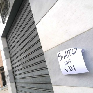 Nell'immagine d'archivio il negozio chiuso all'indomani della rapina