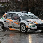Immagine d'archivio di un'auto impegnata in un evento rallistico Immagine d'archivio di un'auto impegnata in un evento rallistico