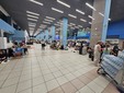 Turisti accampati in attesa di un volo all'aeroporto di Rodi