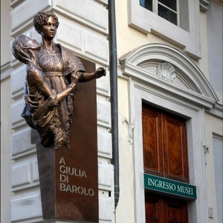 La statua dedicata a Giulia di Barolo, sulla facciata del Palazzo omonimo a Torino, inaugurata il 17 gennaio (Foto di Gianluca Platania)