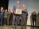 Il sindaco cheraschese Carlo Davico premia Renato Marengo, cheraschese dell'anno 2021