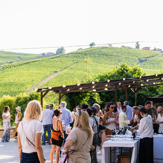 Arte, paesaggio e comunità: Langhe in fermento con “Nuove Connessioni” e “La collina sale sempre”