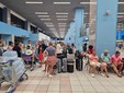 Turisti accampati in attesa di un volo all'aeroporto di Rodi