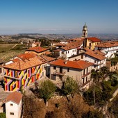 Panoramica aerea del paese di Roddino (Foto Lavezzo)