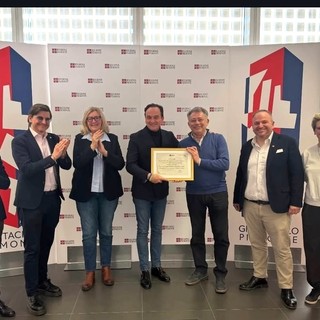 L'editore Claudio Rosso e alcune tra le voci e le figure di riferimento dell'emittente albese premiate in Regione dal governatore Alberto Cirio