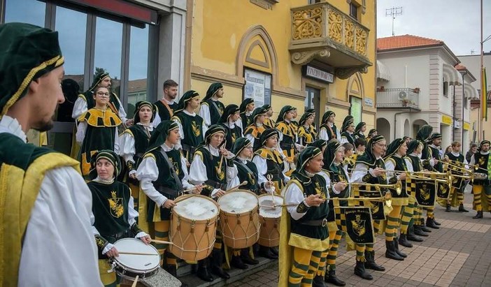 Da Alba alla Bergamasca, gli Sbandieratori e musici del Borgo Moretta al compleanno del Palio degli Asini