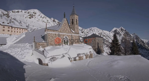Dalle webcam live di iGate, il momento in cui la neve cade dal tetto del Santuario di Sant'Anna di Vinadio