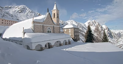 Lo spettacolo del Santuario di Vinadio, sommerso dalla neve Lo spettacolo del Santuario di Vinadio, sommerso dalla neve