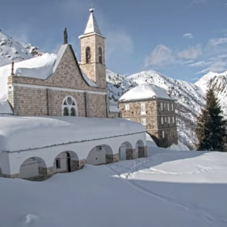 Lo spettacolo del Santuario di Vinadio, sommerso dalla neve Lo spettacolo del Santuario di Vinadio, sommerso dalla neve