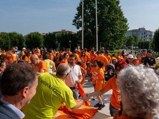 Alba: volontari in partenza dal Palazzo Mostre e Congressi