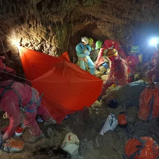 I soccorsi all'interno della grotta