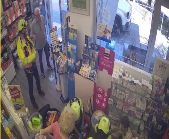 Un'immagine dalle telecamere interne della farmacia Denina Un'immagine dalle telecamere interne della farmacia Denina