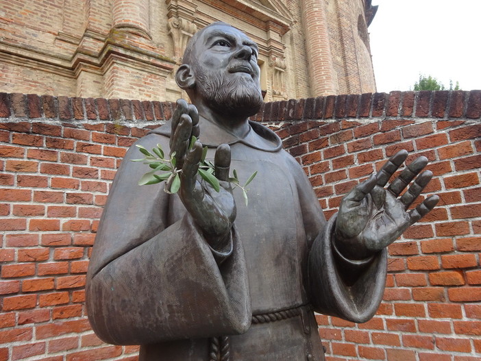 La statua di san Pio collocata all'esterno della chiesa di Santa Maria degli Angeli, a Bra La statua di san Pio collocata all'esterno della chiesa di Santa Maria degli Angeli, a Bra