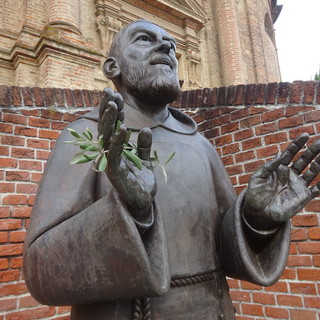 La statua di san Pio collocata all'esterno della chiesa di Santa Maria degli Angeli, a Bra