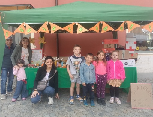 Piozzo, la bancarella della scuola dell'infanzia alla Fiera della Zucca Piozzo, la bancarella della scuola dell'infanzia alla Fiera della Zucca