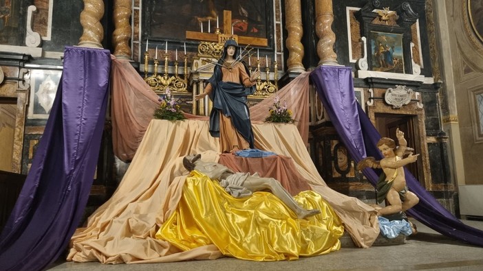 Il Sepolcro allestito nella chiesa dei Battuti Neri