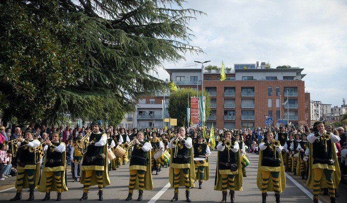 Gli Sbandieratori e Musici del Borgo Moretta portano Alba al Carnevale di Sesto San Giovanni