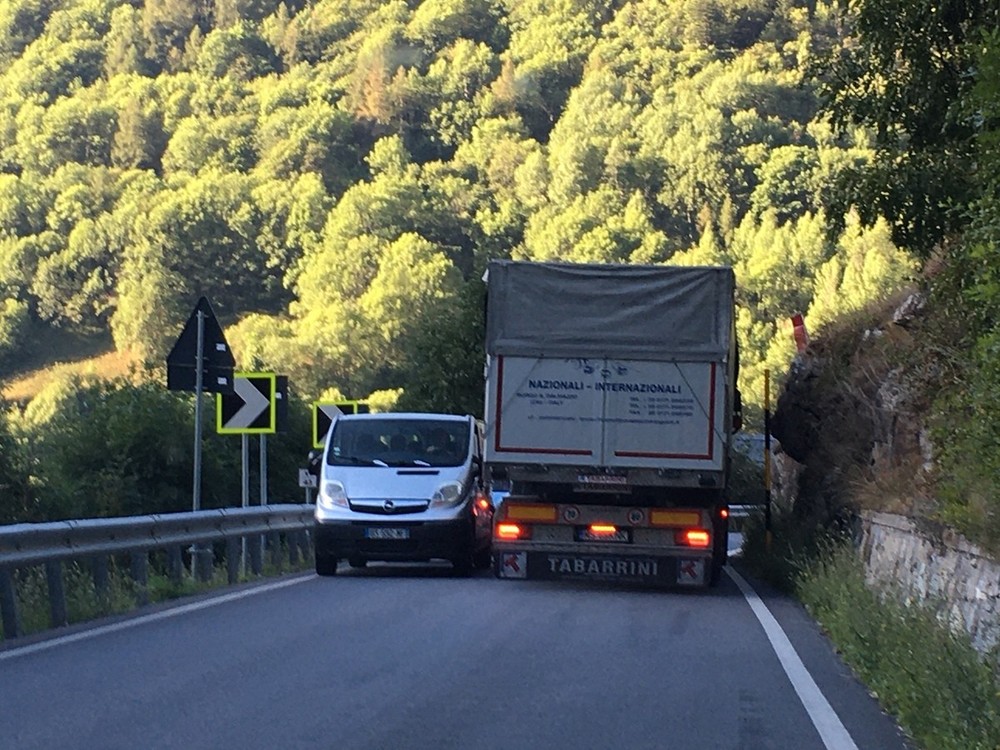 Statale 21, lettore segnala una strettoia pericolosa: "Rischio frontali con i Tir" Statale 21, lettore segnala una strettoia pericolosa: "Rischio frontali con i Tir"