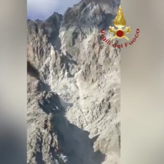 L'elicottero Drago dei vigili del fuoco sorvola il fronte del crollo sul Monviso [VIDEO]