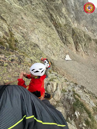 Due arrampicatori bloccati sul Corno Stella, le immagini dell’elicottero in azione per salvarli [VIDEO]