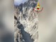L'elicottero Drago dei vigili del fuoco sorvola il fronte del crollo sul Monviso [VIDEO]