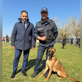 L'assessore Giacomini con Simba e il suo conduttore L'assessore Giacomini con Simba e il suo conduttore