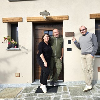 "Le case sembravano ancora assonnate, e anche questa casa, per anni è rimasta chiusa, si affacciava sul paese come in attesa di qualcuno che le restituisse voce"