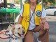 Silvia Gullino, presidente del Lions Club Bra Host, con un cane guida Silvia Gullino, presidente del Lions Club Bra Host, con un cane guida