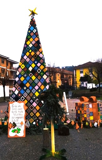 Un'immagine d'archivio dell'albero di Natale di Santa Vittoria d'Alba, che quest'anno verrà arricchito di nuove decorazioni