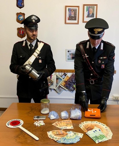 Il materiale sequestrato dai Carabinieri