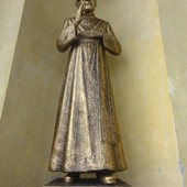 In foto la statua del Beato Alberione (Santuario antico della Madonna dei Fiori, a Bra) In foto la statua del Beato Alberione (Santuario antico della Madonna dei Fiori, a Bra)