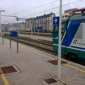 Tragedia sui binari vicino Asti e blocco della circolazione, Ferrovie fa chiarezza: "Cinque ore di blocco necessarie per i complessi rilievi giudiziari. Nessun abbandono dei viaggiatori"